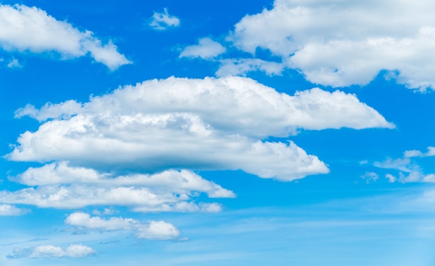 cielo con nubes azules y blancas esponjosas