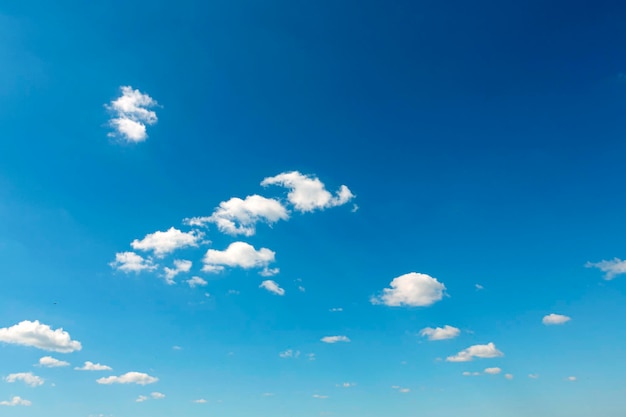 Cielo con nubes azules y blancas hermosa naturaleza de fondo...