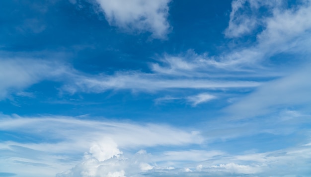 Cielo con nubes azules y blancas a la luz del día.