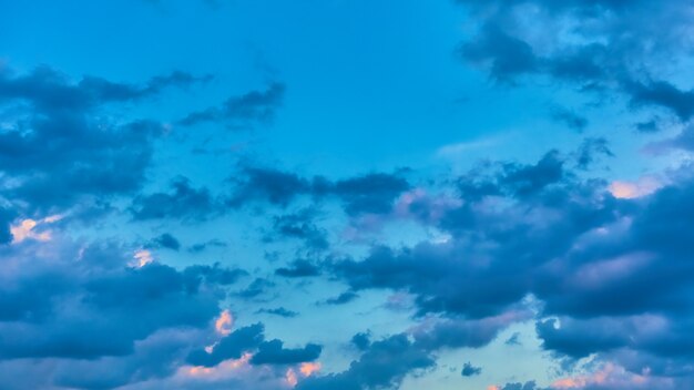 Cielo con nubes azules en el crepúsculo,