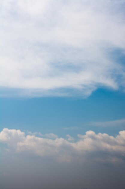 Cielo con nubes blancas y azules