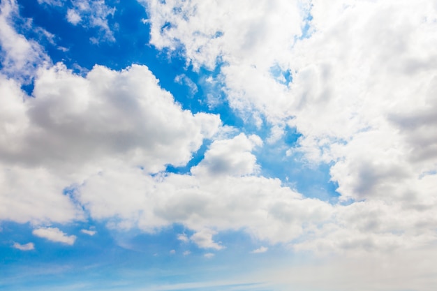 Cielo con nubes blancas