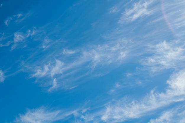 Cielo y nubes - Cielo azul y nubes blancas en el cielo. Largas nubes.