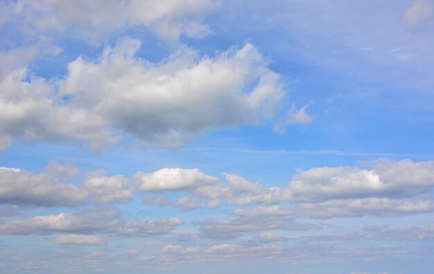 un cielo con nubes y un cielo azul con unas pocas nubes