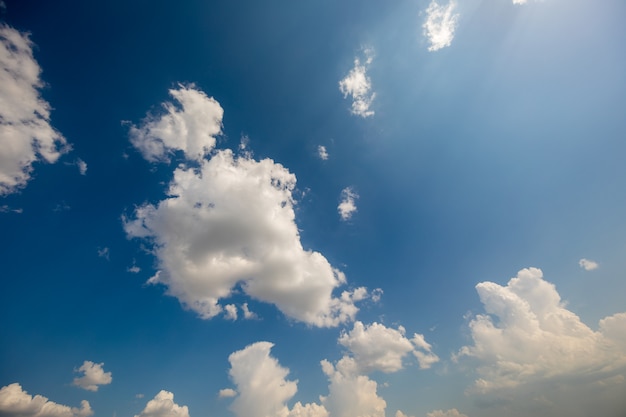 Cielo nubes, cielo con nubes y sol.