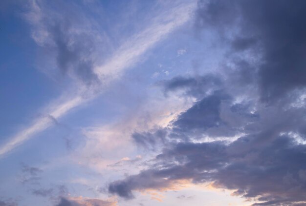 Cielo con nubes claras y oscuras al atardecer