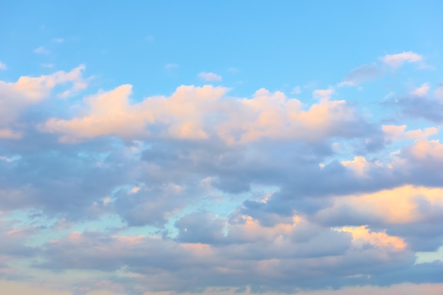 Cielo con nubes de colores al atardecer,