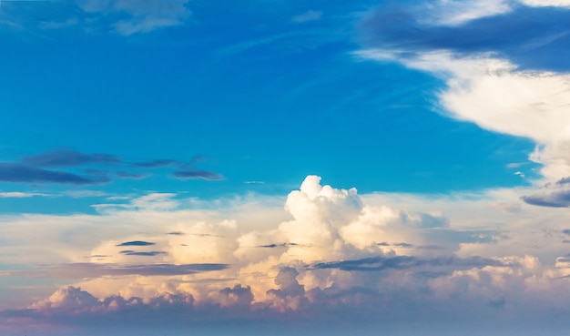 Cielo con nubes de colores durante el amanecer o el atardecer