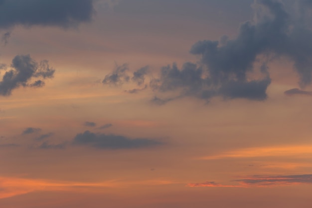 Cielo y nubes después del atardecer, vista del cielo crepuscular para paisaje natural