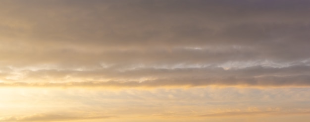 Cielo con nubes espesas al amanecer o al atardecer