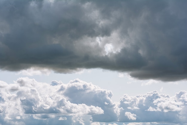 Cielo con nubes, fondo de paisaje de nubes, cumulonimbus cúmulos clima naturaleza. Nube de tormenta oscura, cielo dramático. Concepto de atmósfera, ecología, contaminación del aire y protección del medio ambiente.