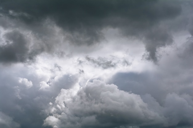 Cielo con nubes, fondo de paisaje de nubes, cumulonimbus cúmulos clima naturaleza. Nube de tormenta oscura, cielo dramático. Concepto de atmósfera, ecología, contaminación del aire y protección del medio ambiente.