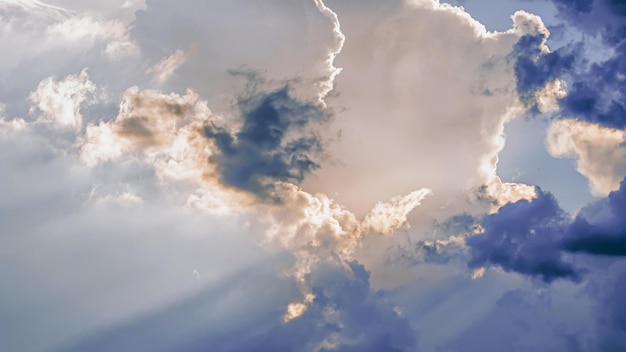 Cielo con nubes y fondo de sol