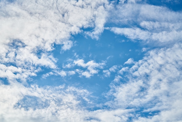 Cielo con nubes de fondo