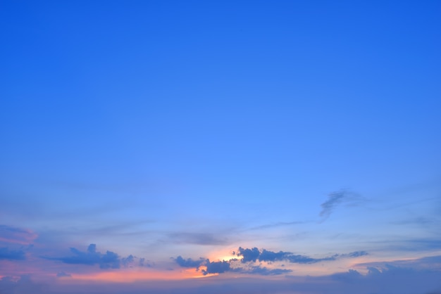 El cielo con nubes hermosa puesta de sol de fondo.