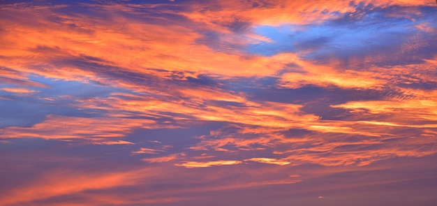 El cielo con nubes hermosa puesta de sol de fondo.