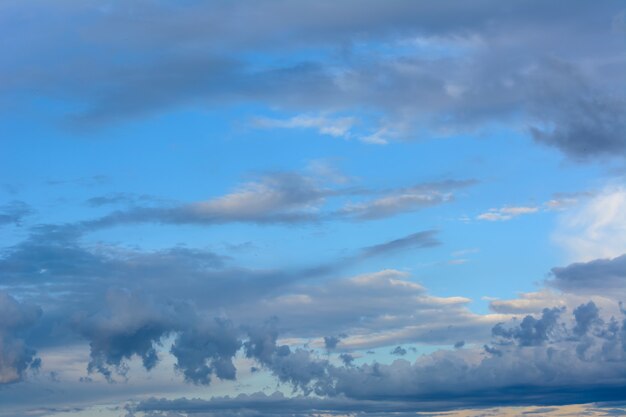 Cielo con nubes de lluvia. Nubes de fondo.