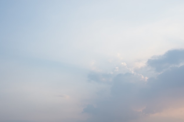 Cielo, nubes y luz del sol