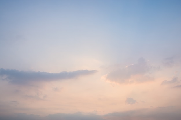 Cielo, nubes y luz del sol