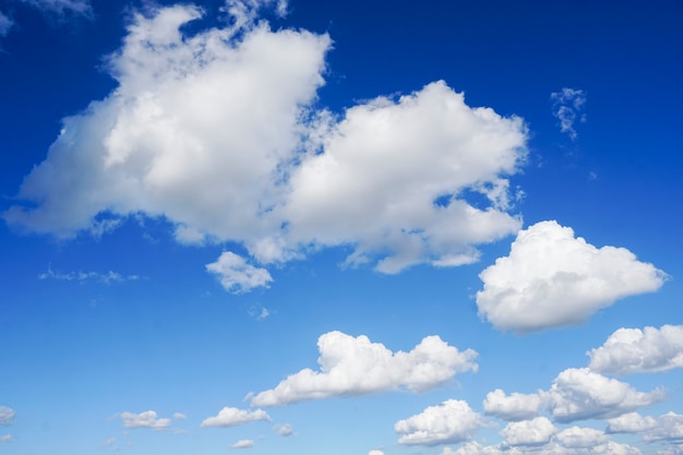 El cielo y las nubes por la mañana antes de que llueva.