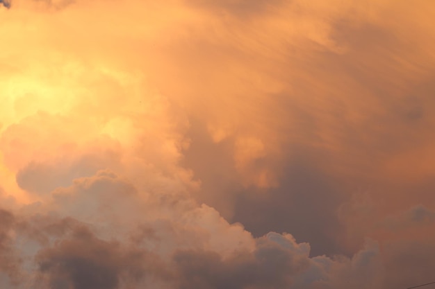 cielo de nubes naranjas antes de la tormenta