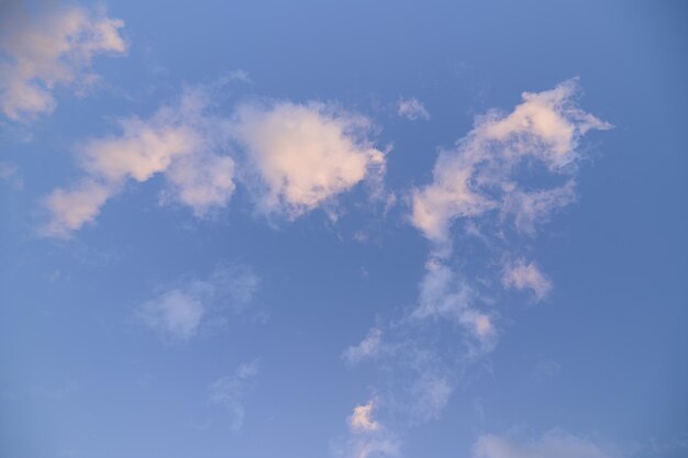 Cielo y nubes durante la noche.