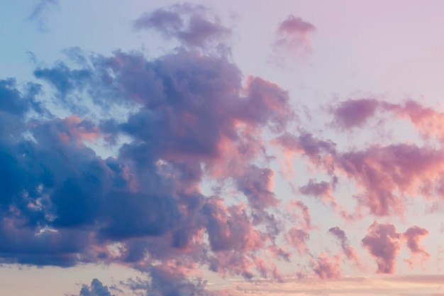 Cielo con nubes puesta de sol