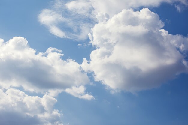 Cielo de nubes de sol durante la mañana de fondo azul blanco pastel heavensoft