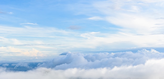 cielo con nubes y sol en la mañana