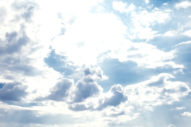 Cielo de nubes de sol durante la mañana