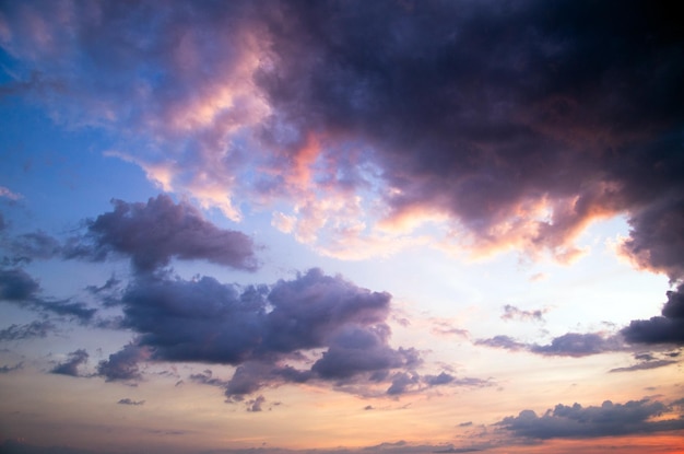 cielo con nubes y sol