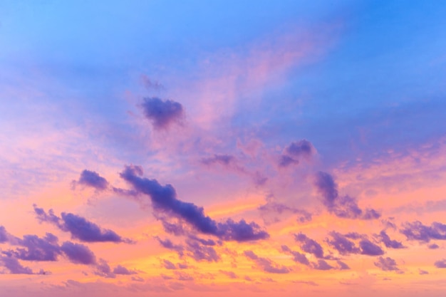 cielo con nubes y sol