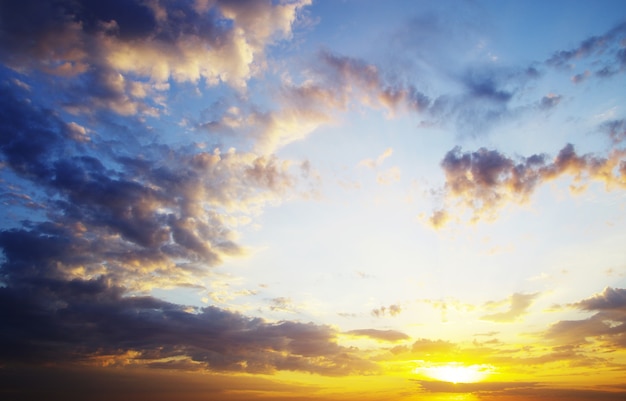 Cielo con nubes y sol