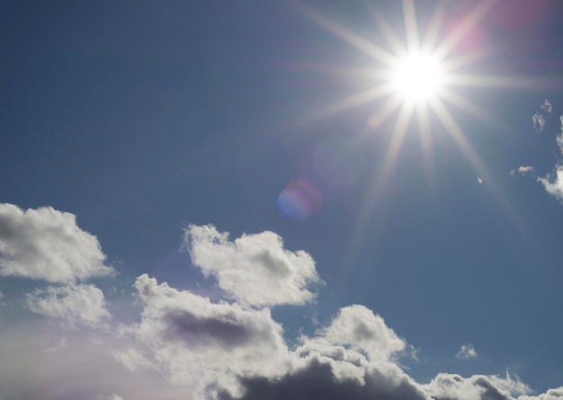 cielo con nubes y sol