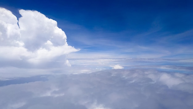 El cielo y las nubes son muy hermosos y azules, para papel tapiz.