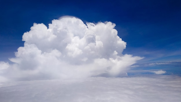 El cielo y las nubes son muy hermosos y azules, para papel tapiz.