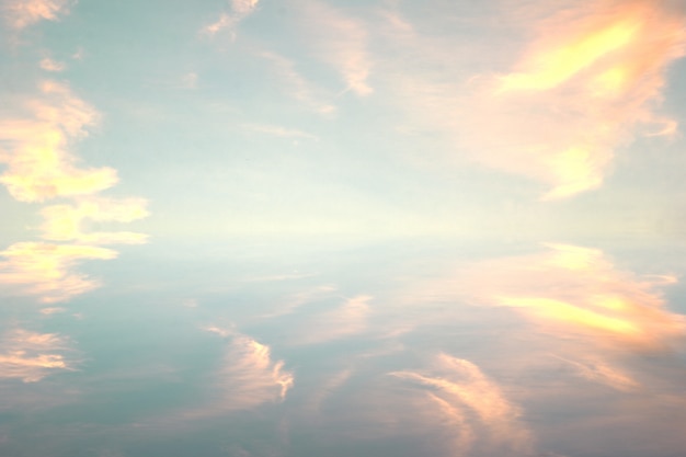 El cielo y las nubes son tan hermosos como las pinturas.