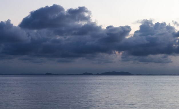 cielo con nubes de tormenta sobre el mar