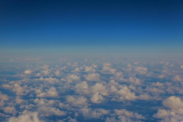 Cielo y nubes Vista de avión desde la ventana