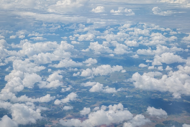 cielo y nubes vista desde el fondo airplan