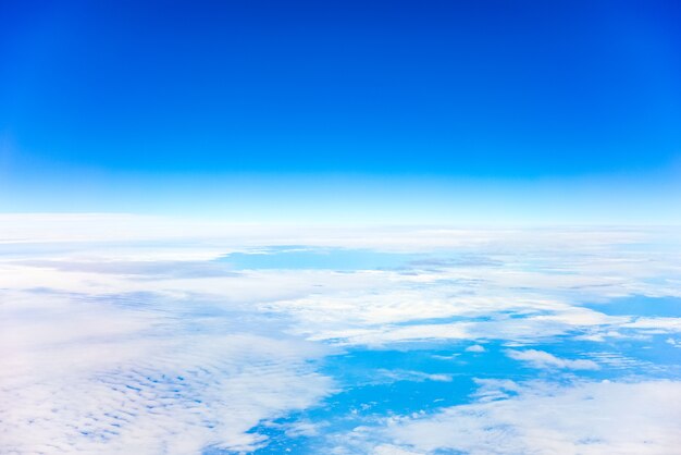 Cielo y nubes vistos desde la ventana de un avión