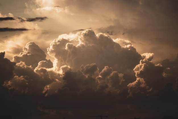 Un cielo nublado con algunas nubes.