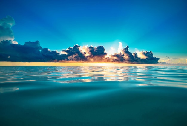 Cielo nublado en el amanecer del atardecer en el mar en el paisaje del atardecer en la playa del océano en el cielo después del ingenio del amanecer del atardecer