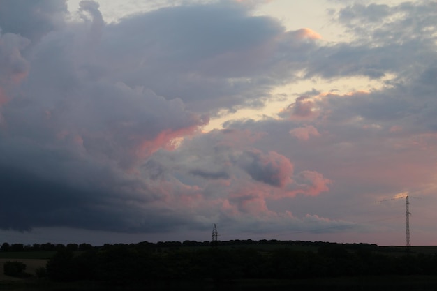 Un cielo nublado con árboles