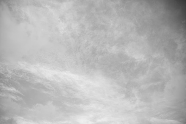 Cielo nublado azul con nubes blancas en el fondo del cielo soleado