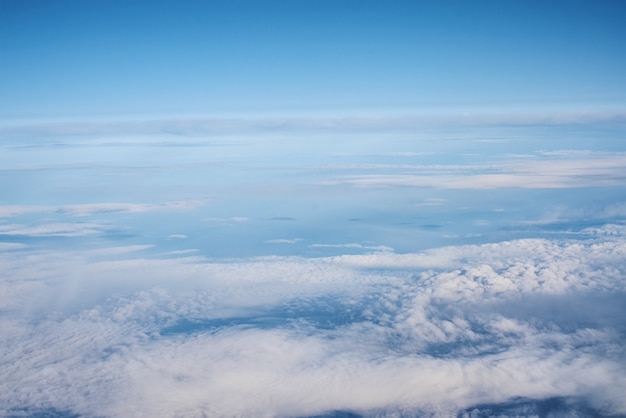 Cielo nublado azul, vista desde la ventana del avión. Vista aérea del celaje