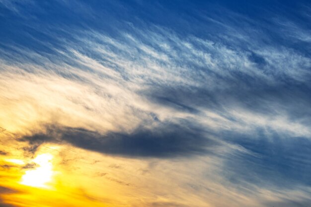 Cielo nublado brillantemente contrastante al atardecer