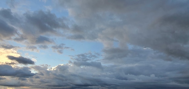 Cielo nublado de color oscuro al atardecer después de la lluvia de verano.