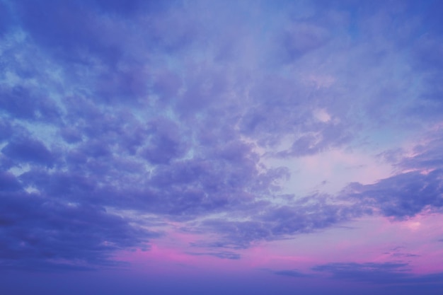 Cielo nublado colorido al atardecer