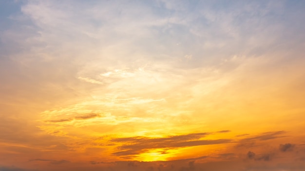 Cielo nublado dorado de la mañana con luz solar.